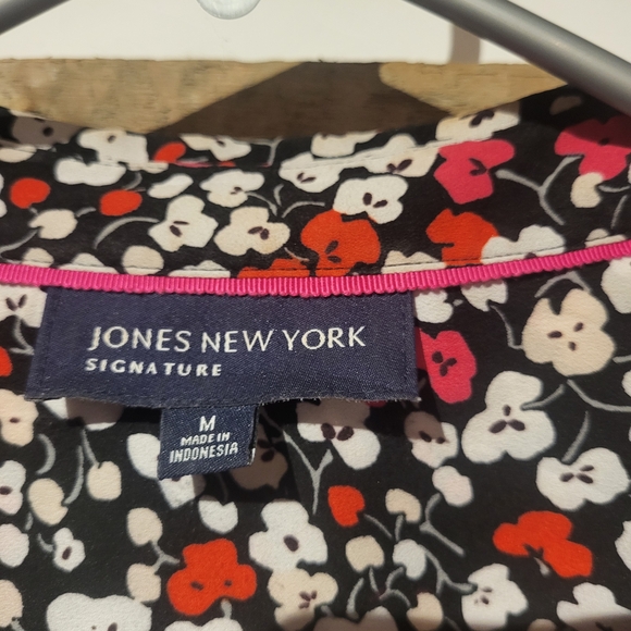 Floral Button-Up Blouse - Picture 2 of 6